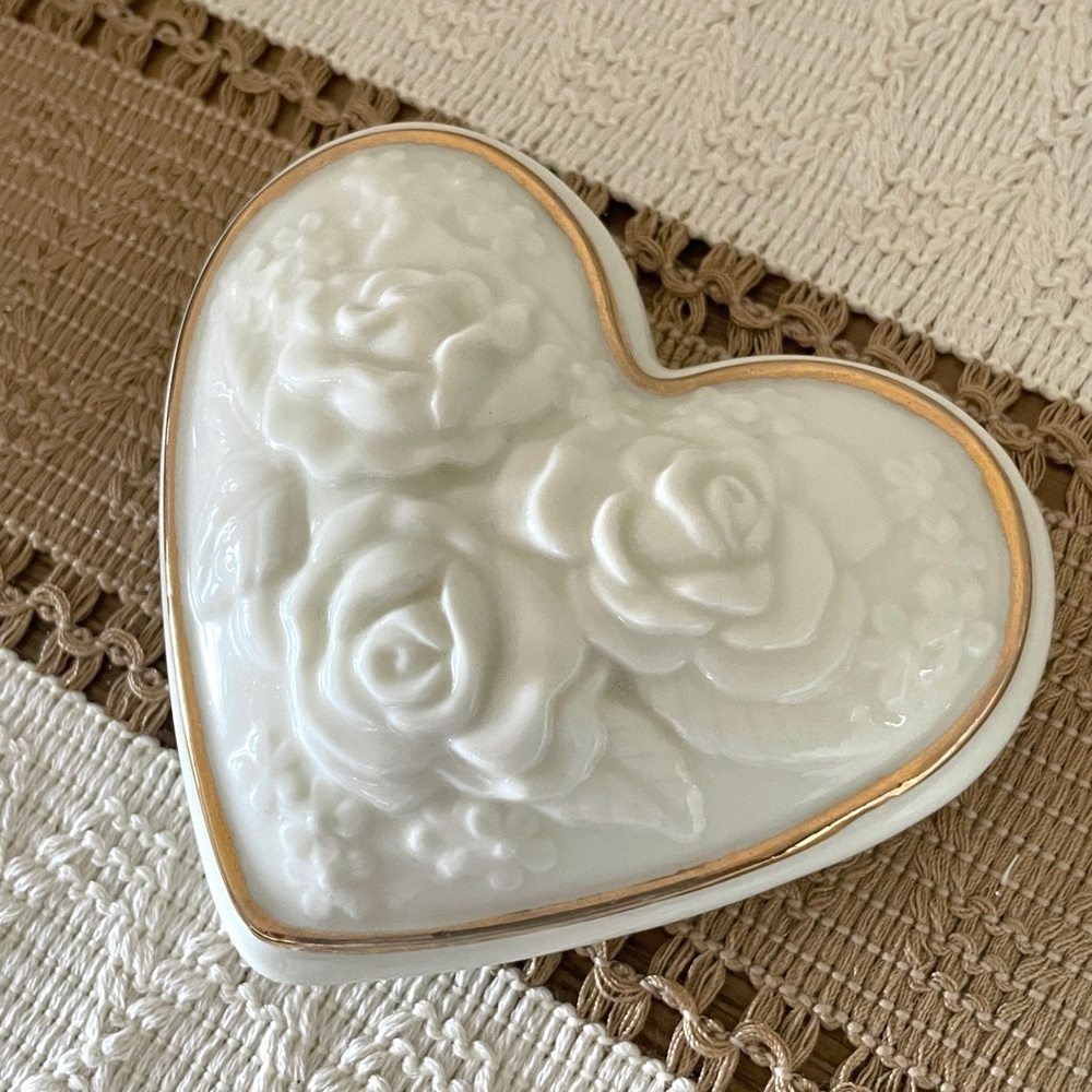 White Heart-Shaped Ceramic Jewelry Music Box with Gold Trim - Picture 7 of 11